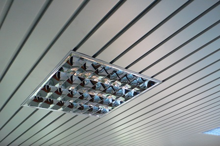 Panele aluminiowe na sufit w biurze