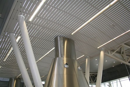 Metalowe panele listwowe na lotnisku